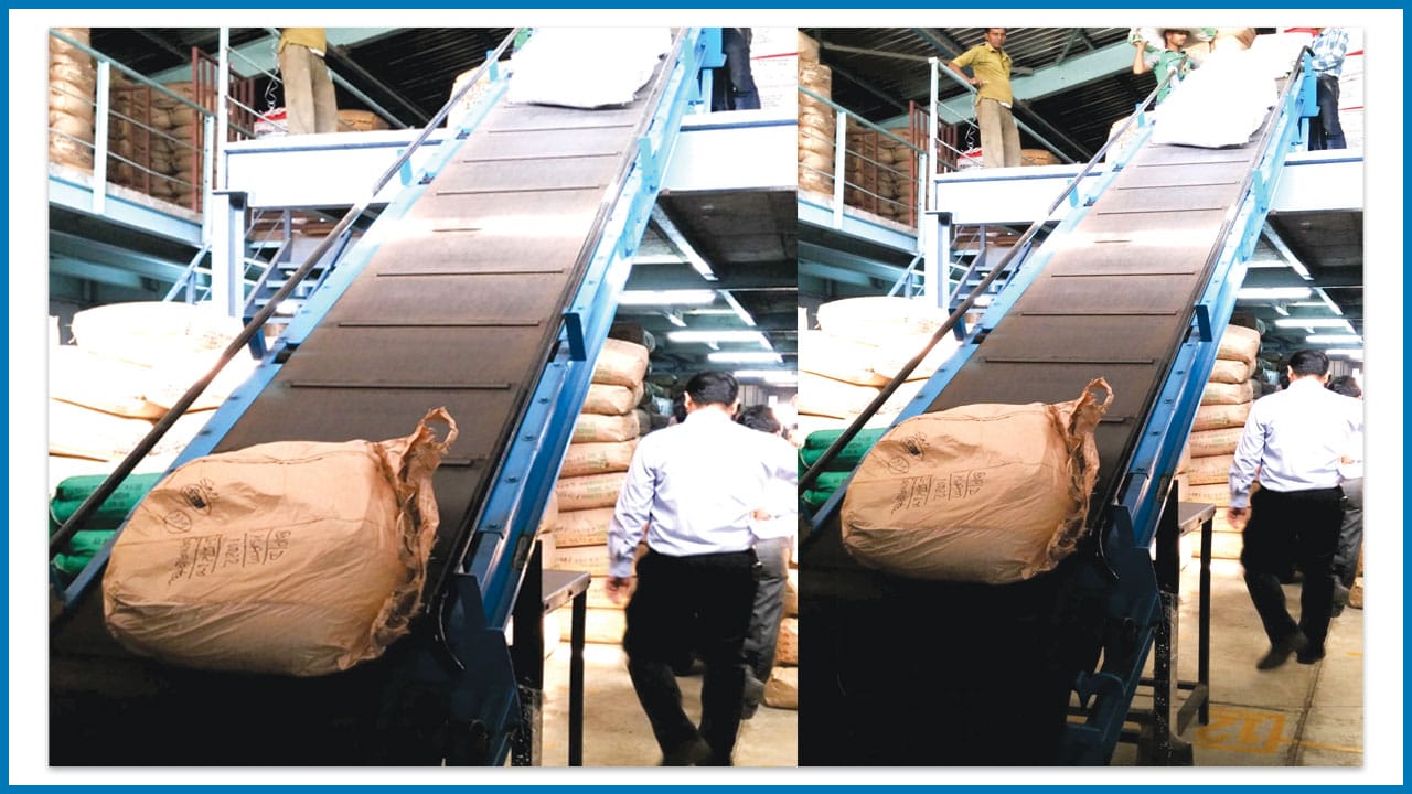 Inclined-flat-belt-conveyor-–-For-transferring-tea-bags-on-mezzanine-floor-in-warehouse.jpg